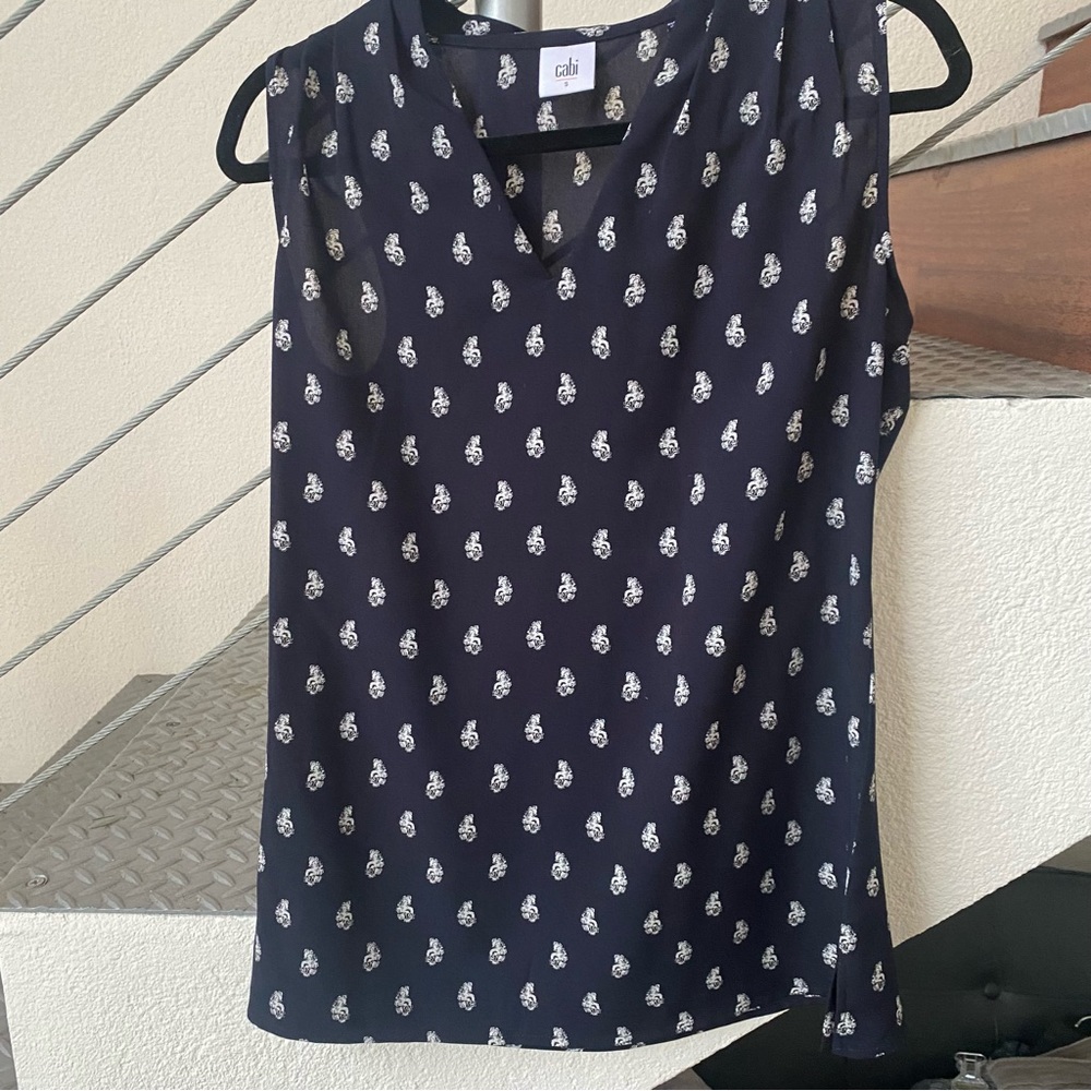 Cabi Navy Memento Sleeveless Print Blouse V-neck #3435- Small. Navy blue/white